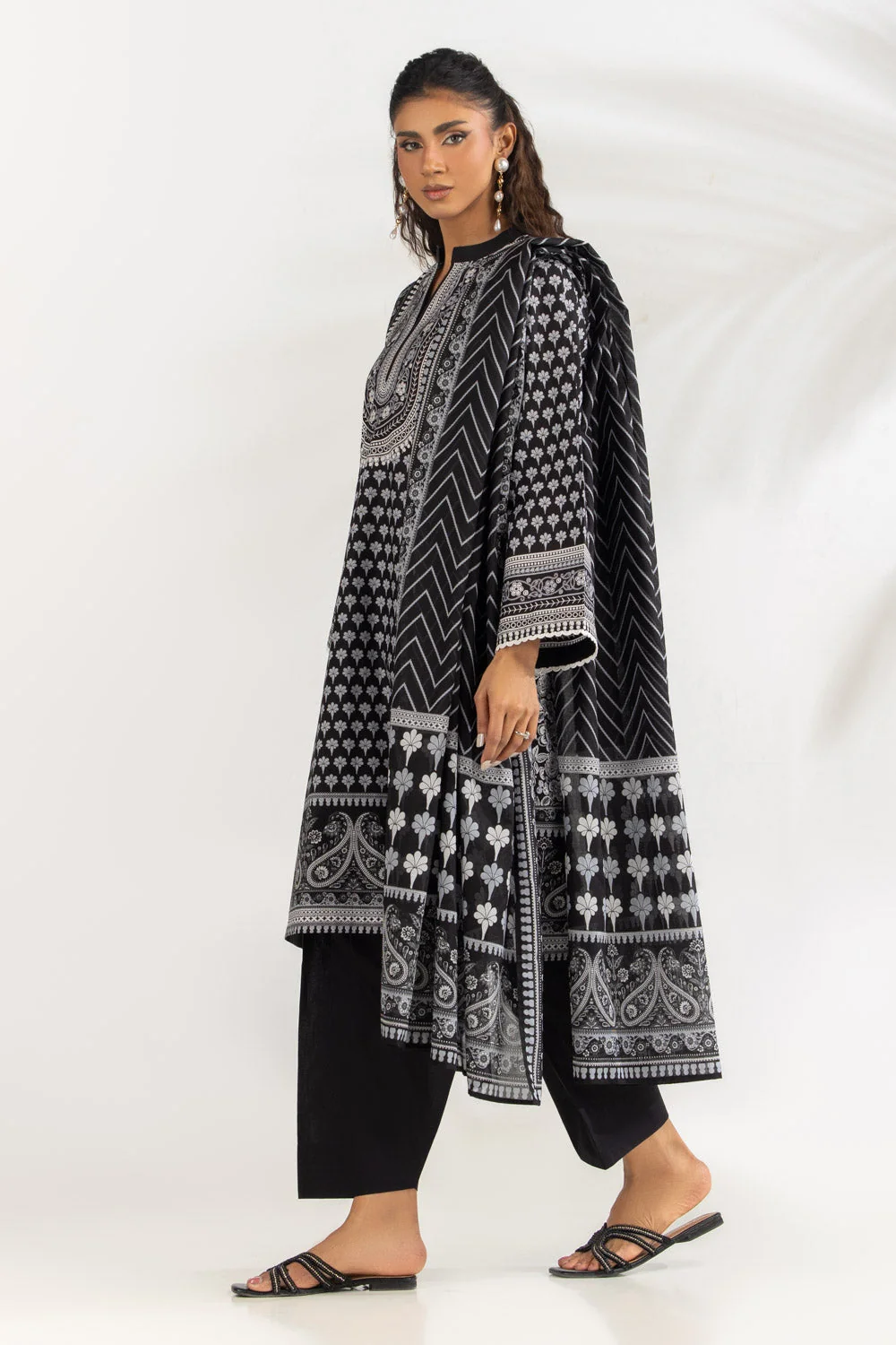 Gul Ahmed Stitched Lawn 3 Piece B#62007 J(33) y36 - Image 3