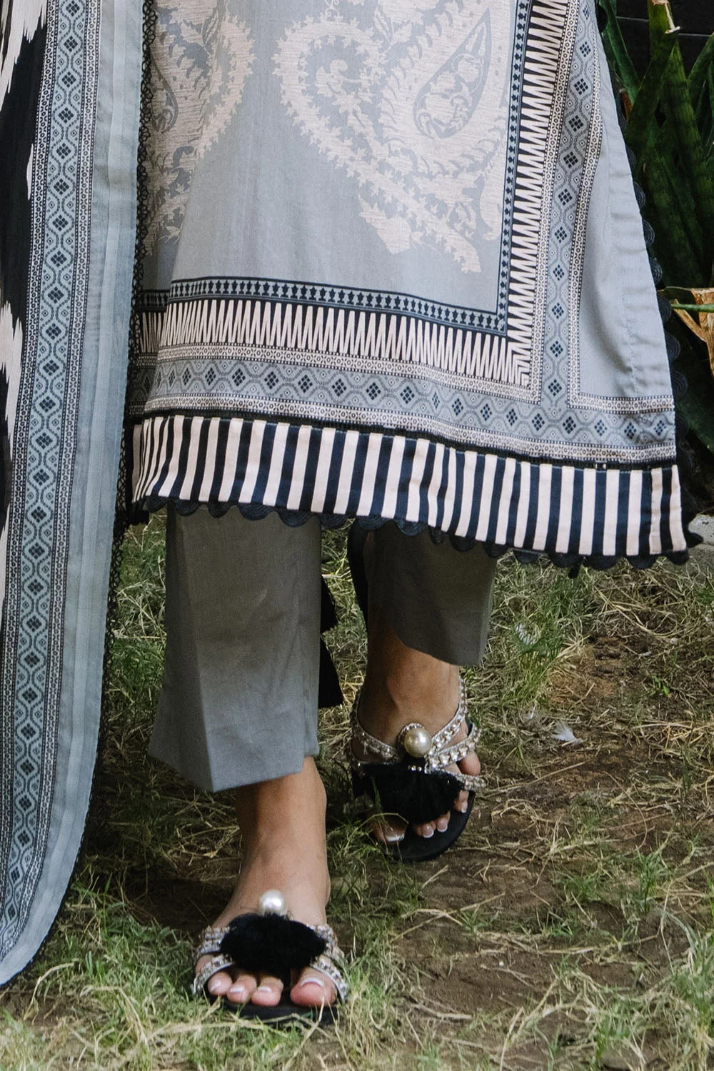 Gul Ahmed Lawn 3 Piece BM-52047 J(14) Y(27) - Image 5