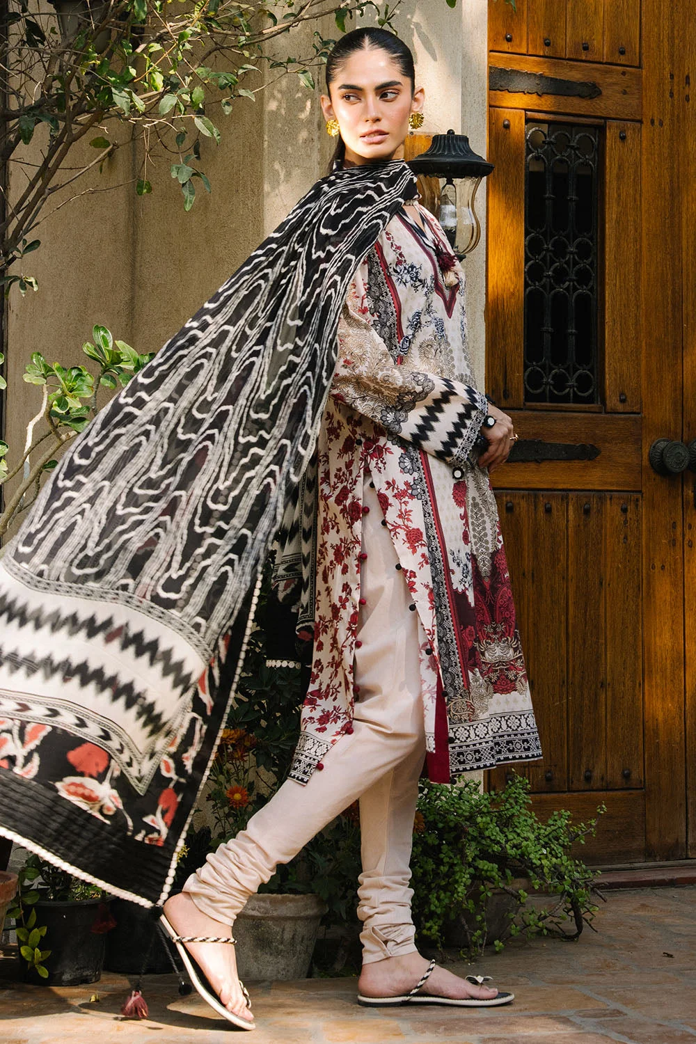 Gul Ahmed Lawn 3 Piece BM-62002 J(27) Y29 - Image 3