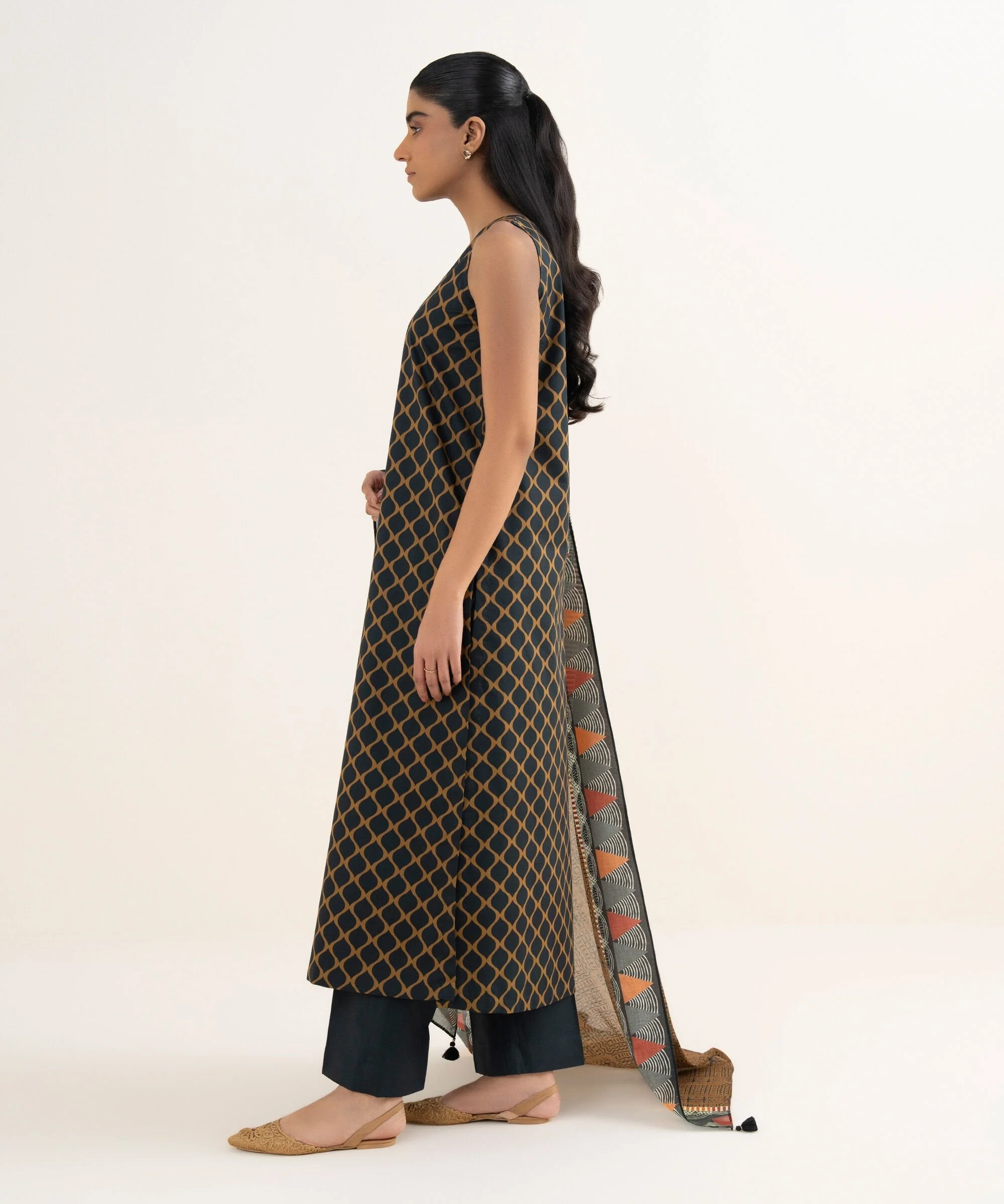 Sapphire Stitched 3 Piece Lawn 3PDDS26V0101 (Y-190) J(5) - Image 3