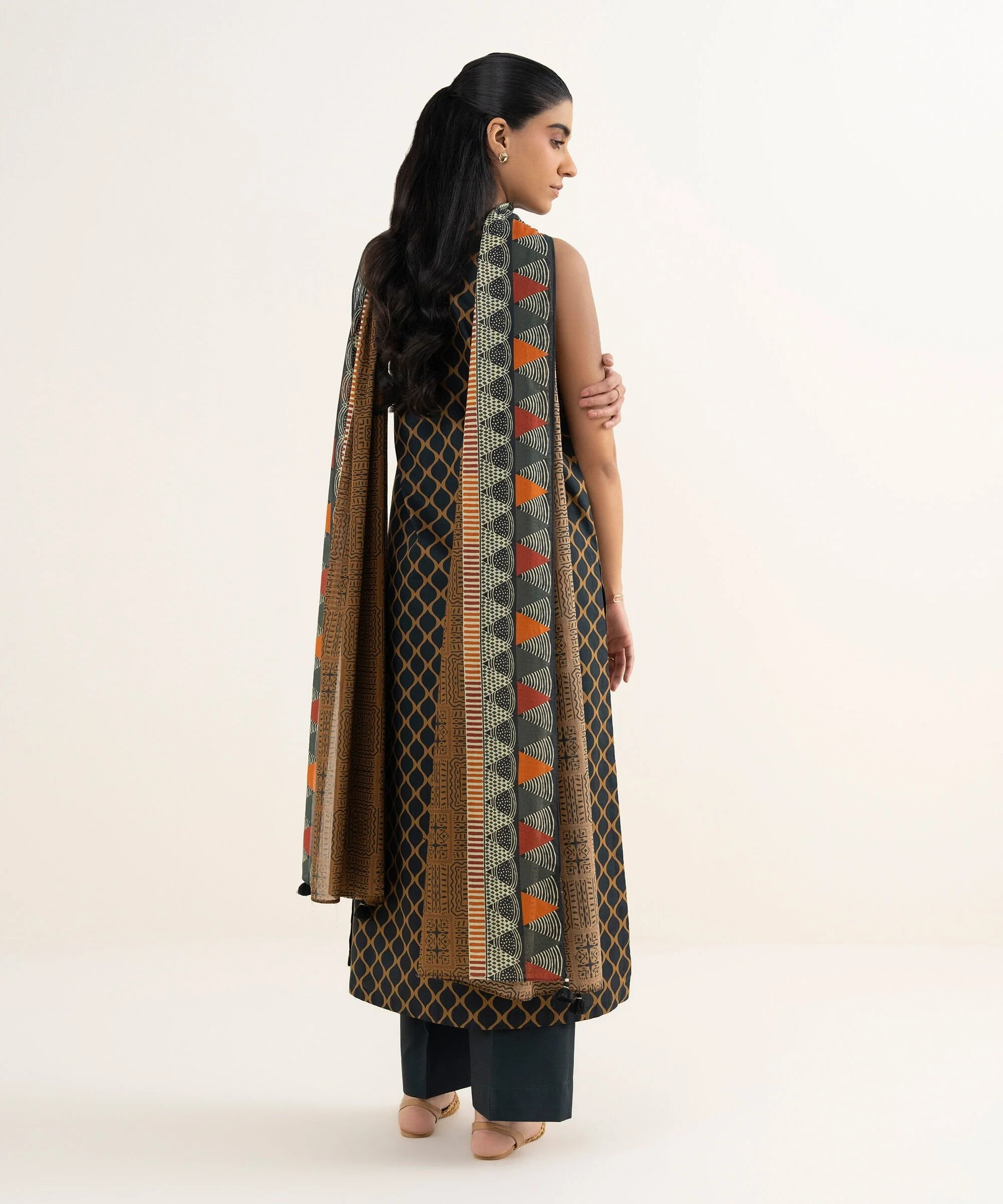 Sapphire Stitched 3 Piece Lawn 3PDDS26V0101 (Y-190) J(5) - Image 4