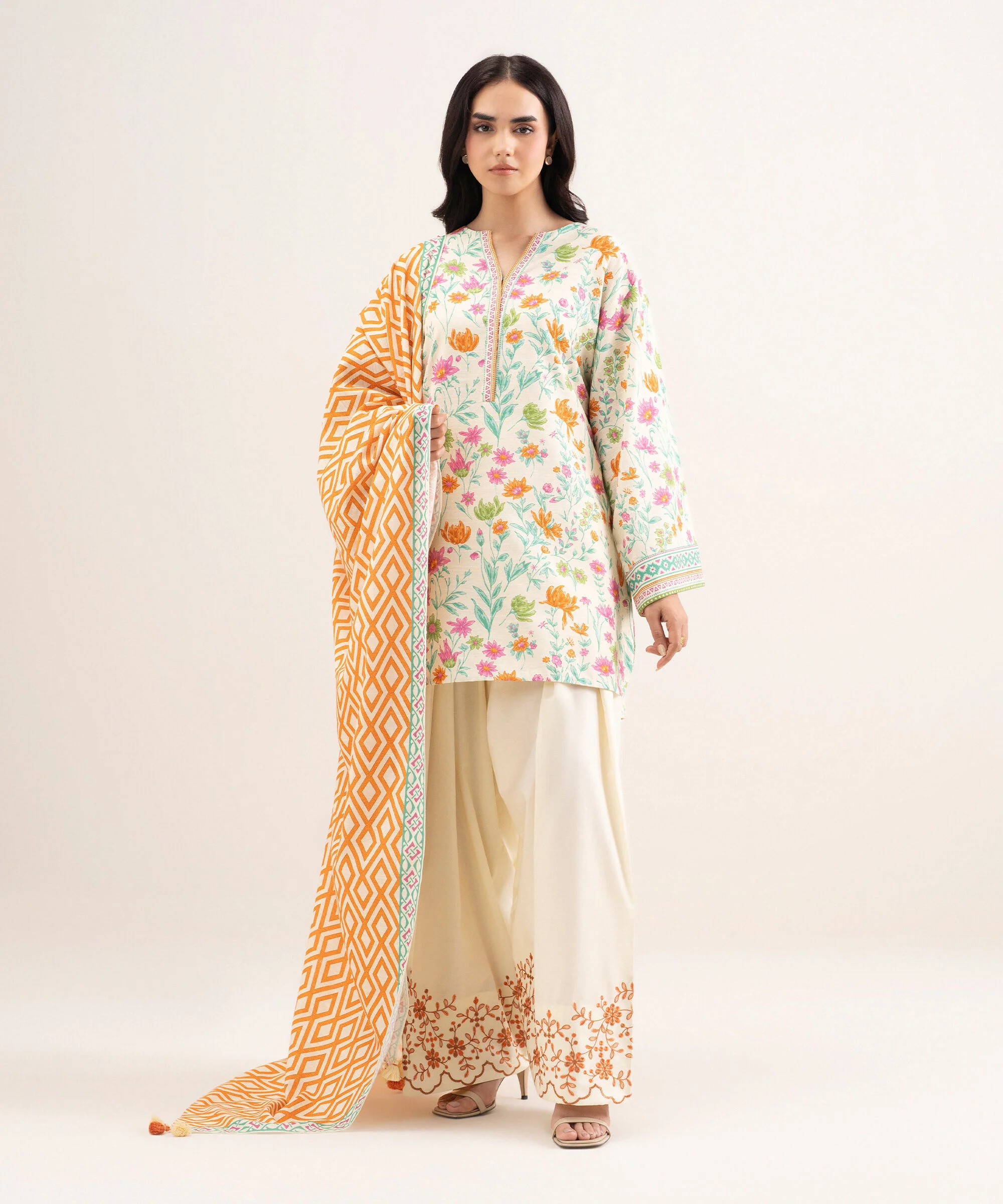 Sapphire Stitched Lawn 3 Piece U3P-DD25V9-13 J(6) Y154