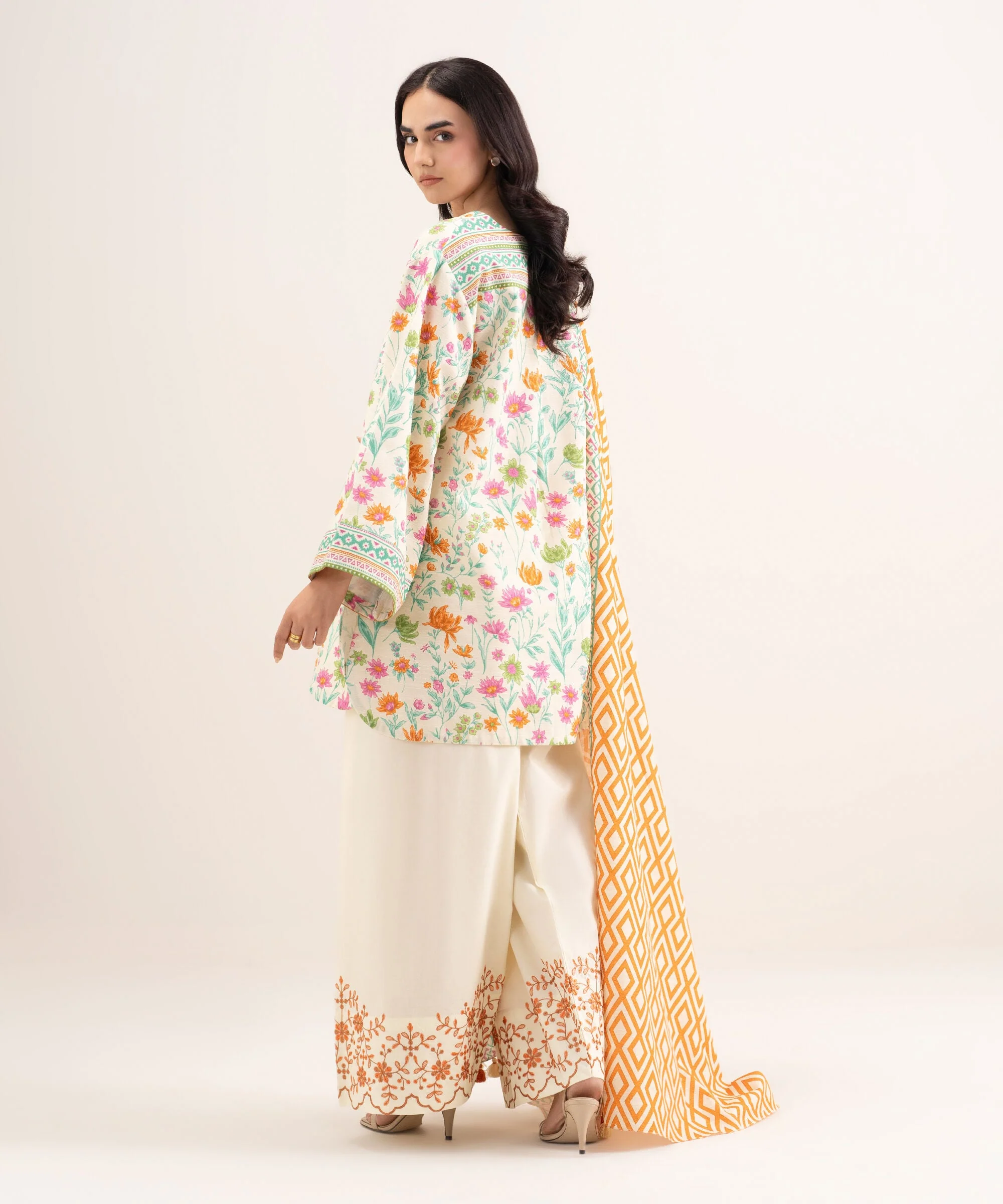 Sapphire Stitched Lawn 3 Piece U3P-DD25V9-13 J(6) Y154 - Image 3