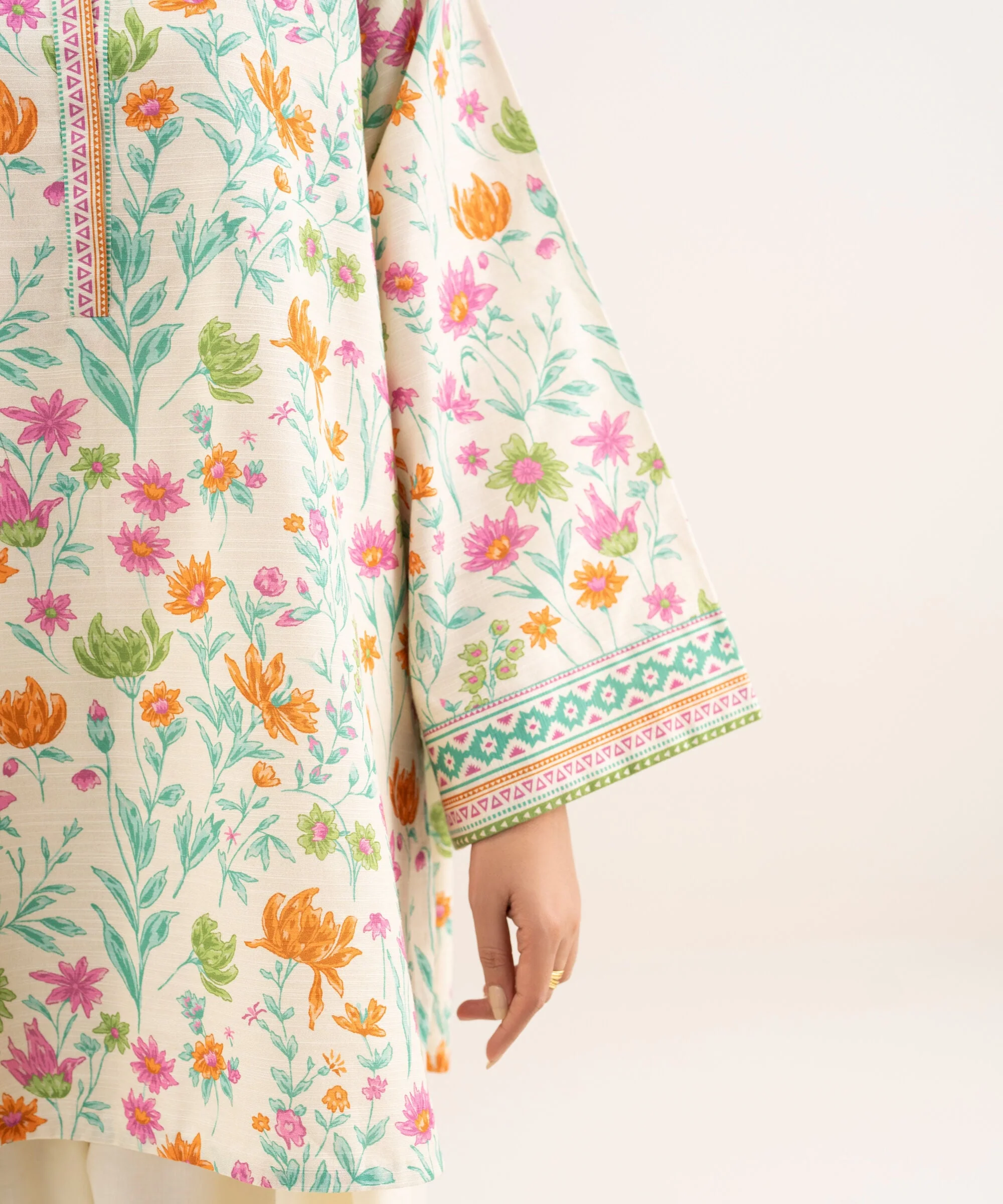 Sapphire Stitched Lawn 3 Piece U3P-DD25V9-13 J(6) Y154 - Image 5