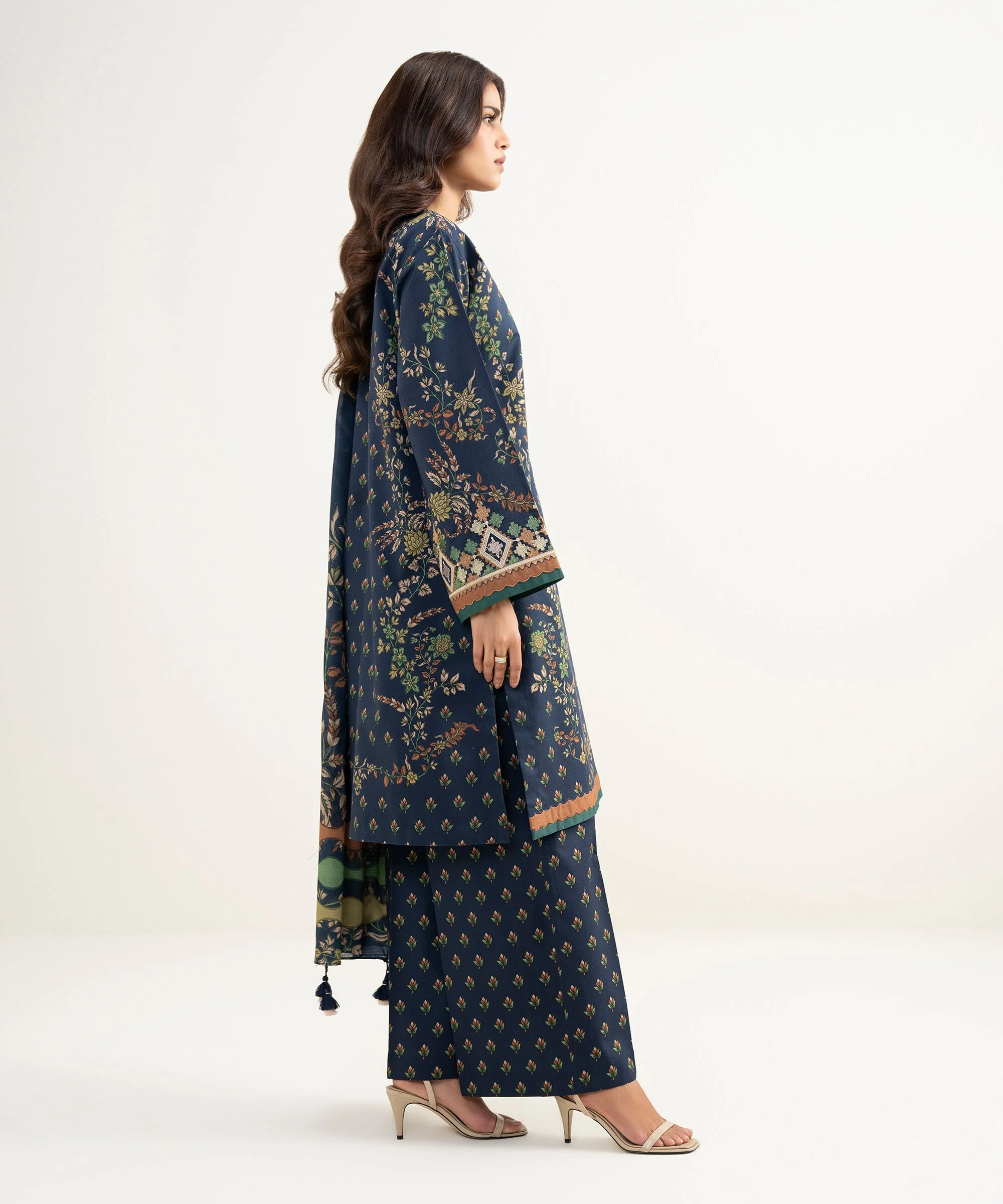 Sapphire Stitched Lawn 3 Piece U3PE-DYS26V3-124 JM(55) NY(194) - Image 3