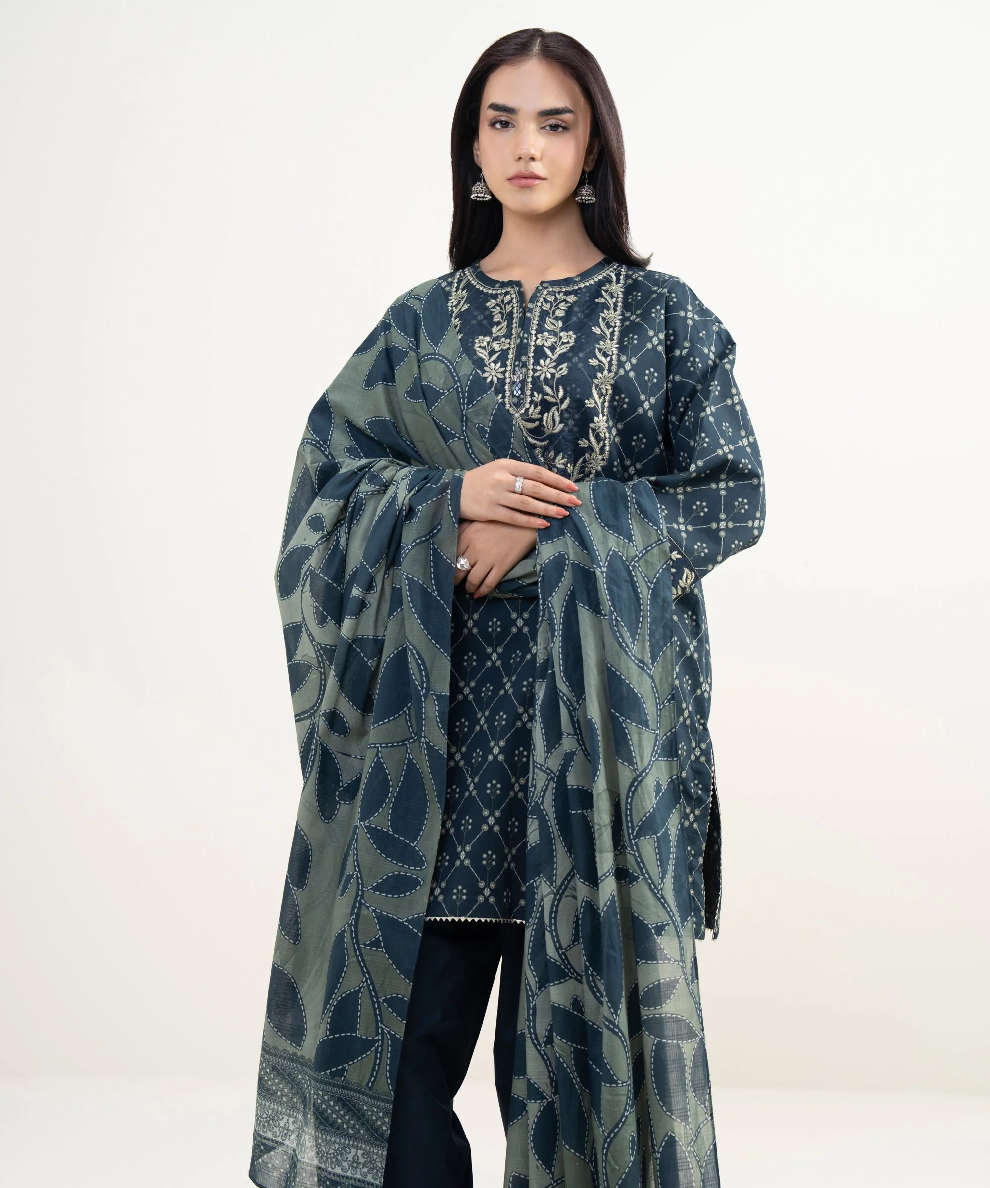 Sapphire Stitched Lawn 3 Piece U3PE-SGS26V3-17 J(125) Y (198) - Image 2