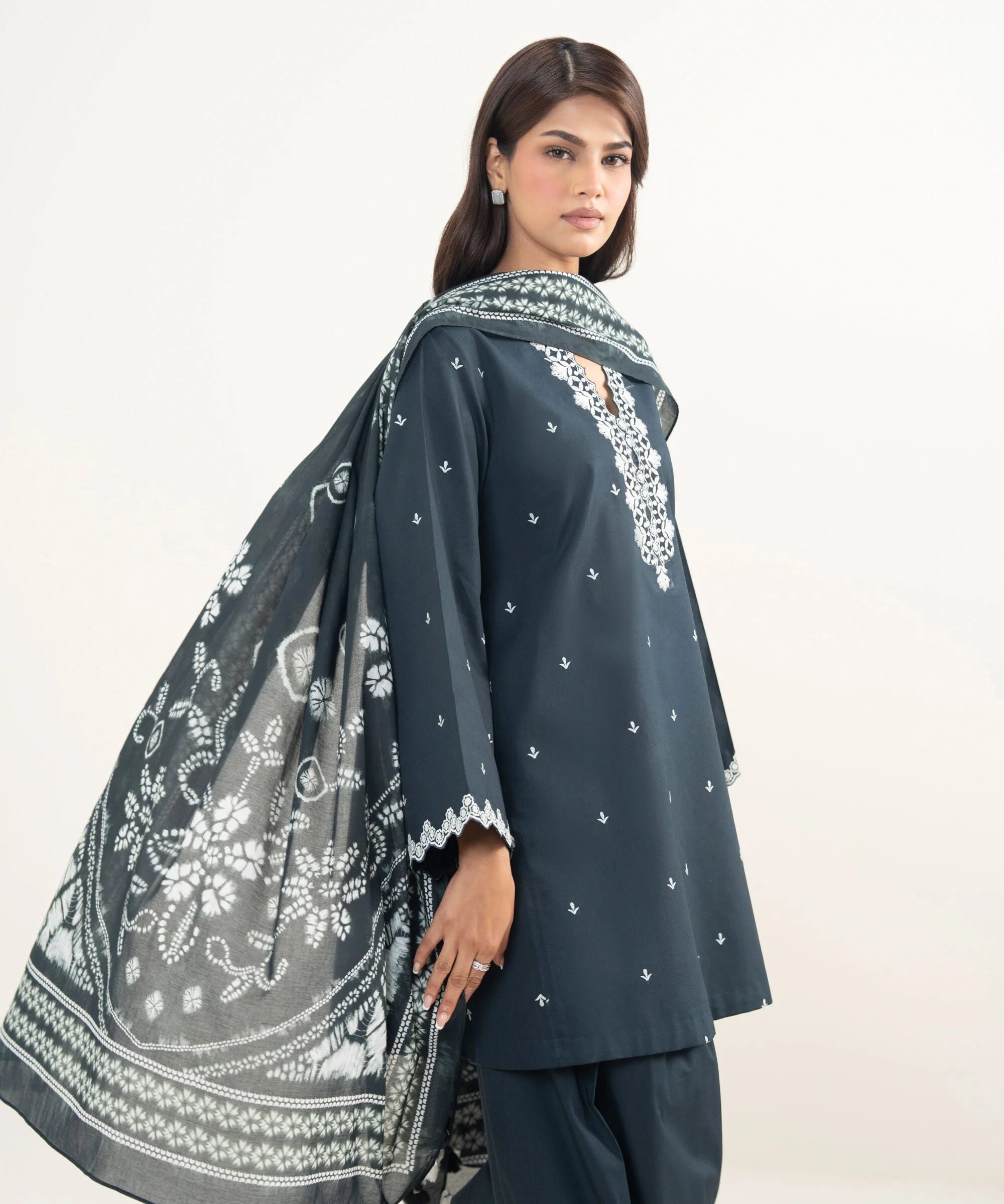 Sapphire Stitched Lawn 3 Piece U3PE-SGS26V3-33 J(56) Y(189)