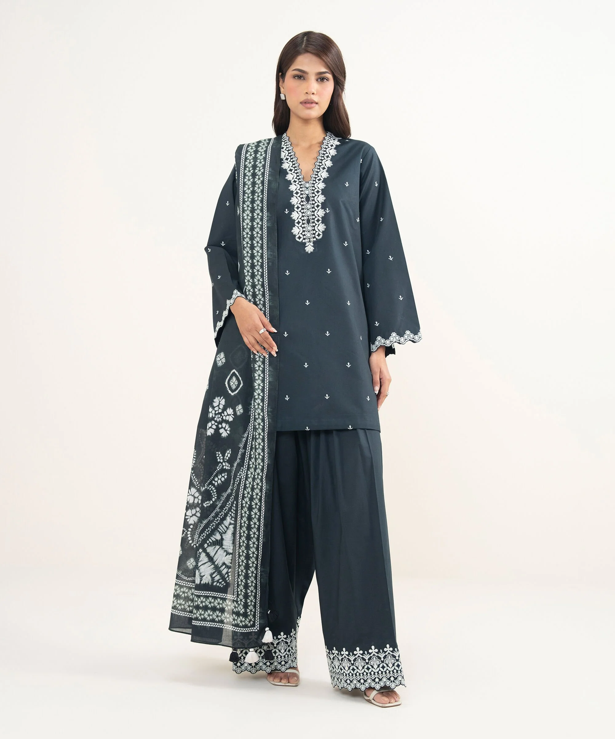 Sapphire Stitched Lawn 3 Piece U3PE-SGS26V3-33 J(56) Y(189) - Image 2