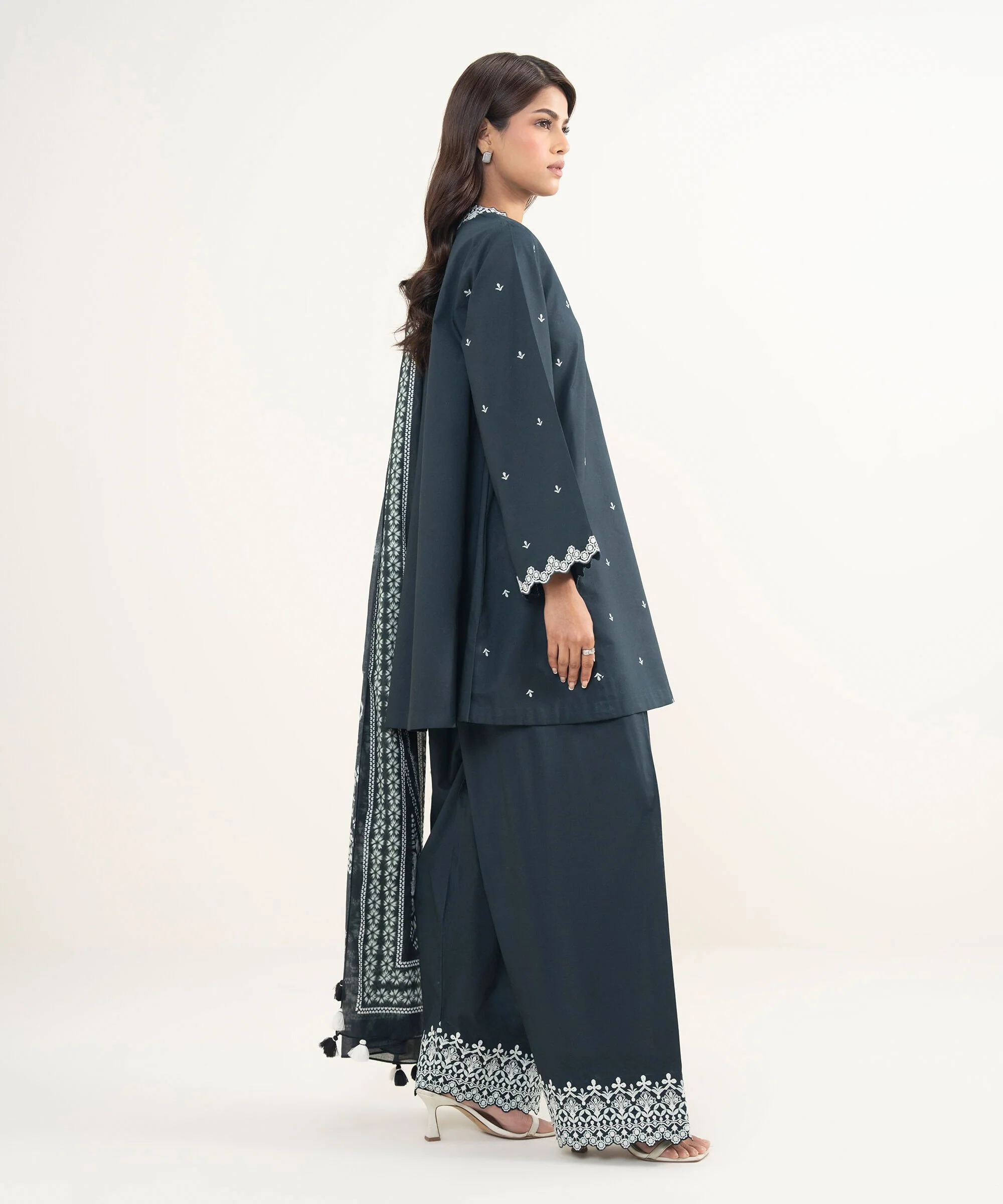 Sapphire Stitched Lawn 3 Piece U3PE-SGS26V3-33 J(56) Y(189) - Image 3