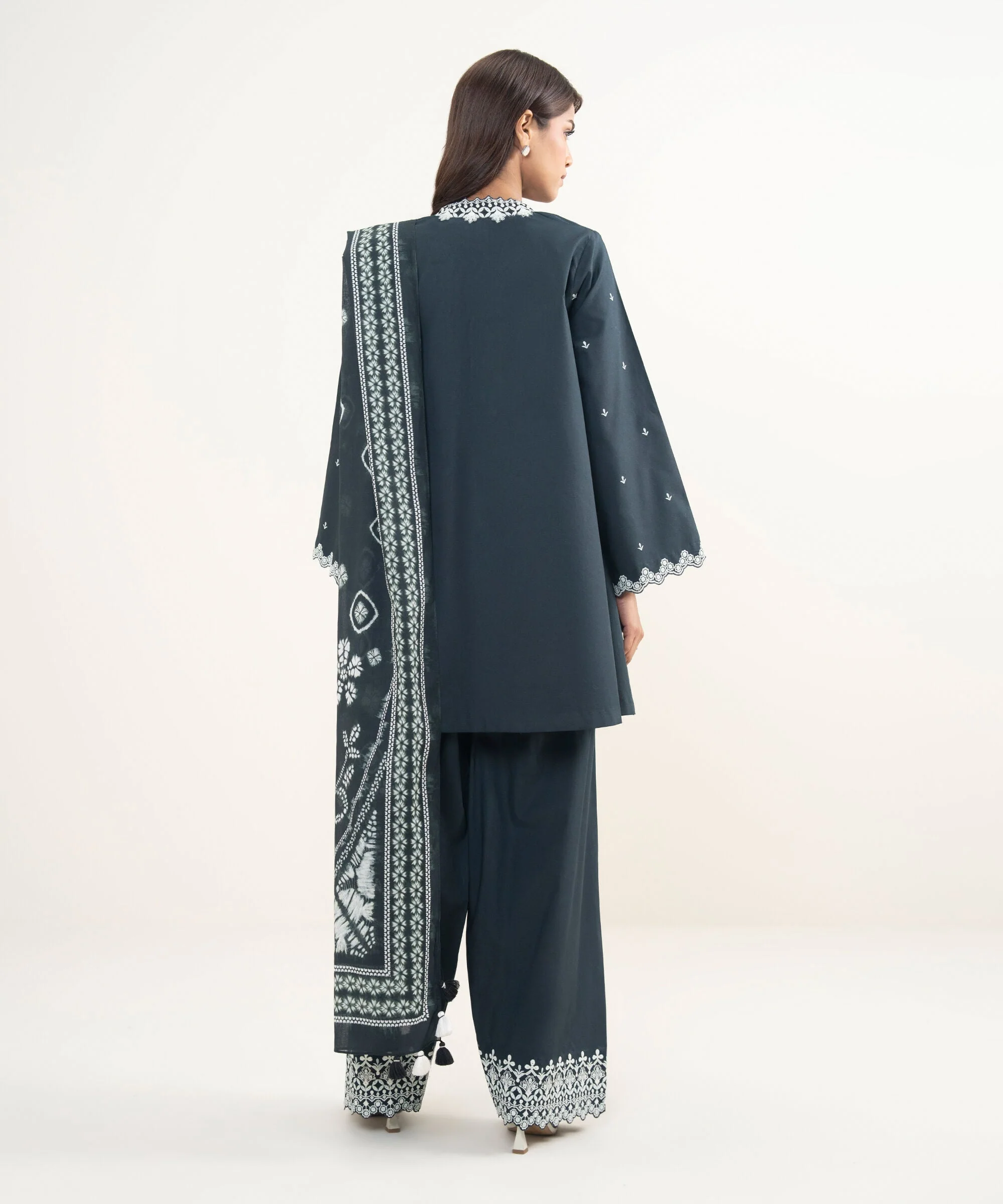 Sapphire Stitched Lawn 3 Piece U3PE-SGS26V3-33 J(56) Y(189) - Image 4