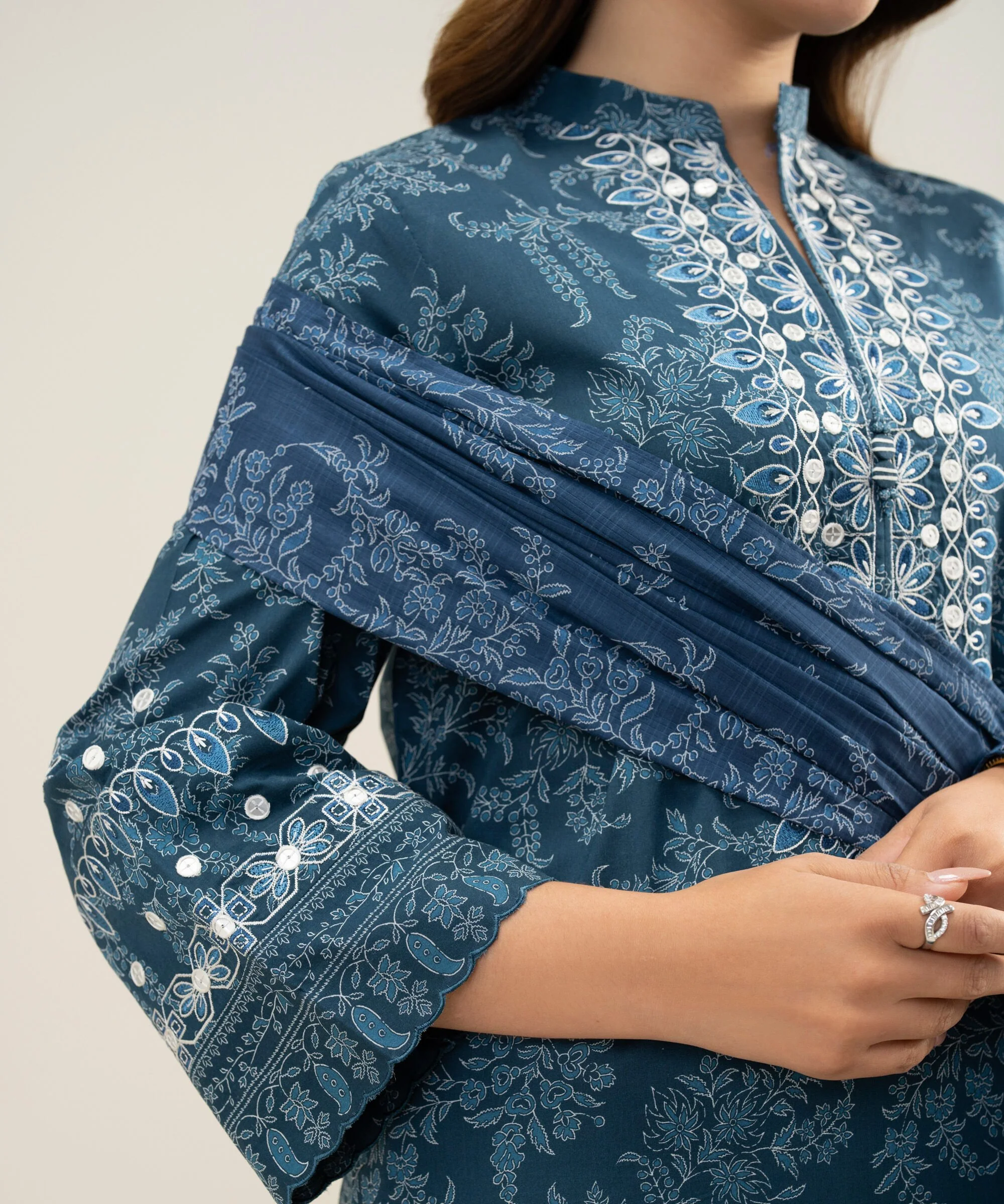Sapphire Stitched Lawn 3 Piece U3PE-SGS26V3-6 J(113) Y154 - Image 5