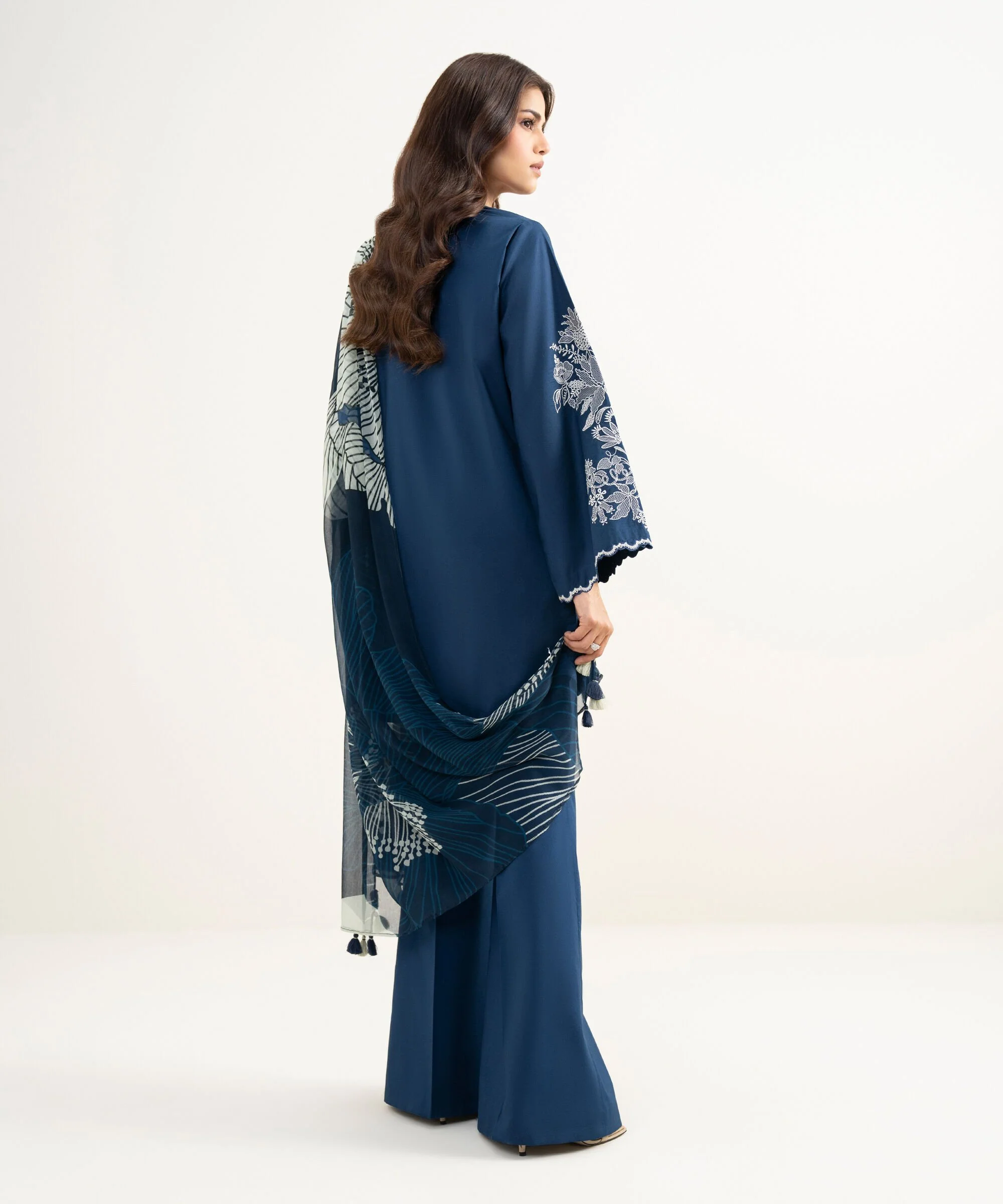 Sapphire Stitched Textured Lawn 3 Piece U3PE-STS26V3-23 J(125) Y152 - Image 6