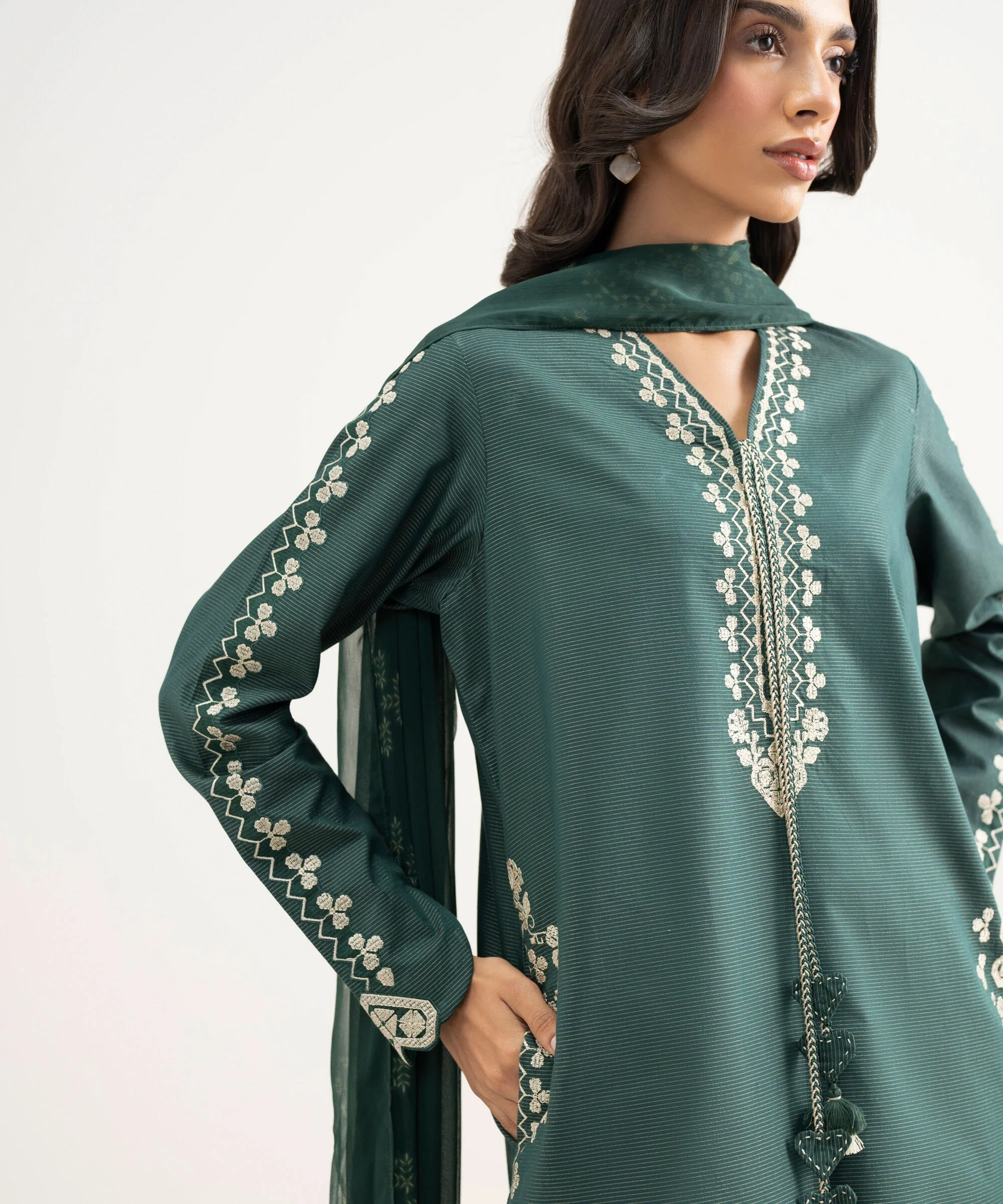 Sapphire Stitched Zari Lawn 3 Piece U3PE-STS26V3-6 JM(51) Y187 - Image 4